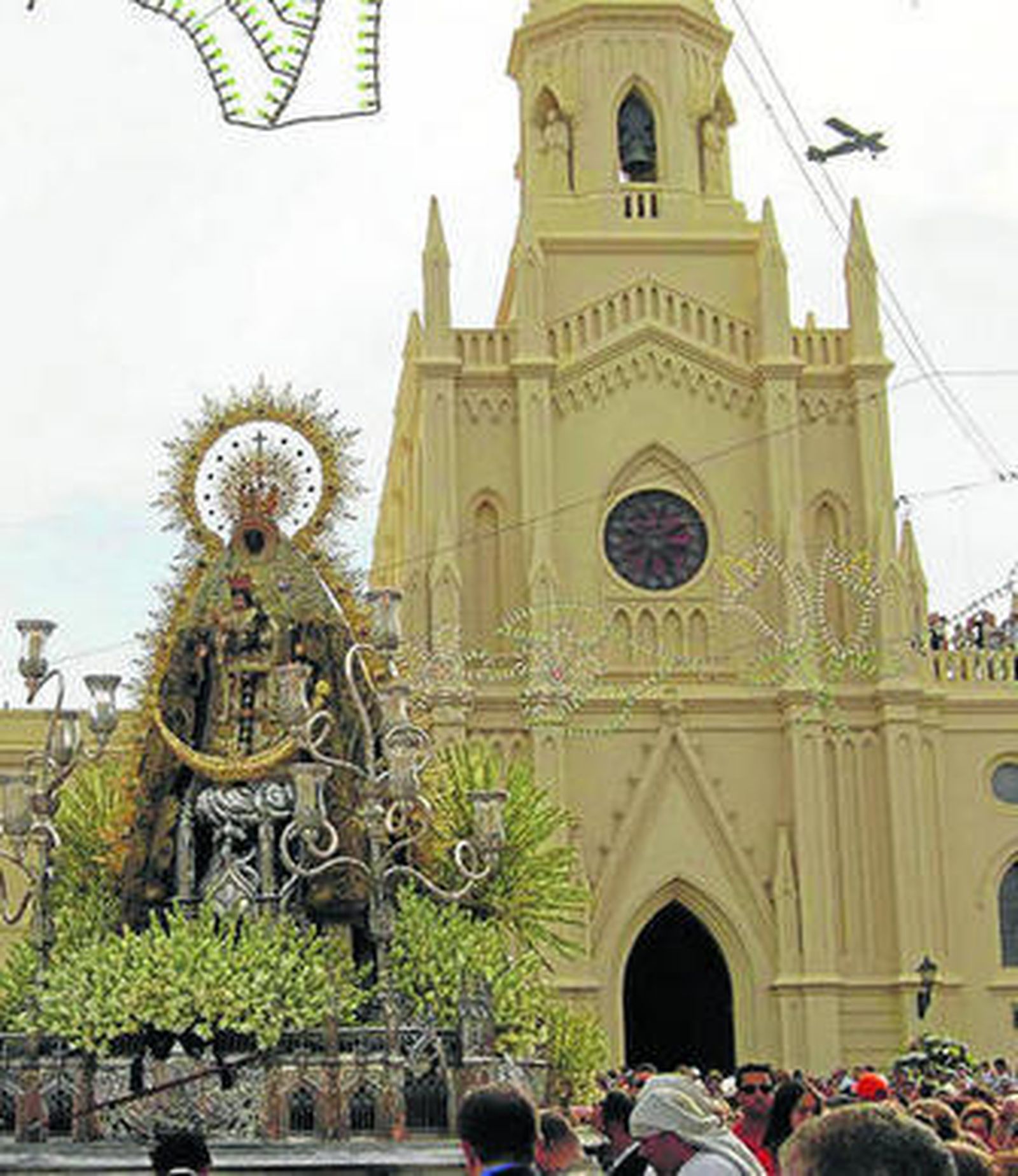 La Virgen de Regla saliendo de su santuario. Arriba a la derecha, la avioneta.
