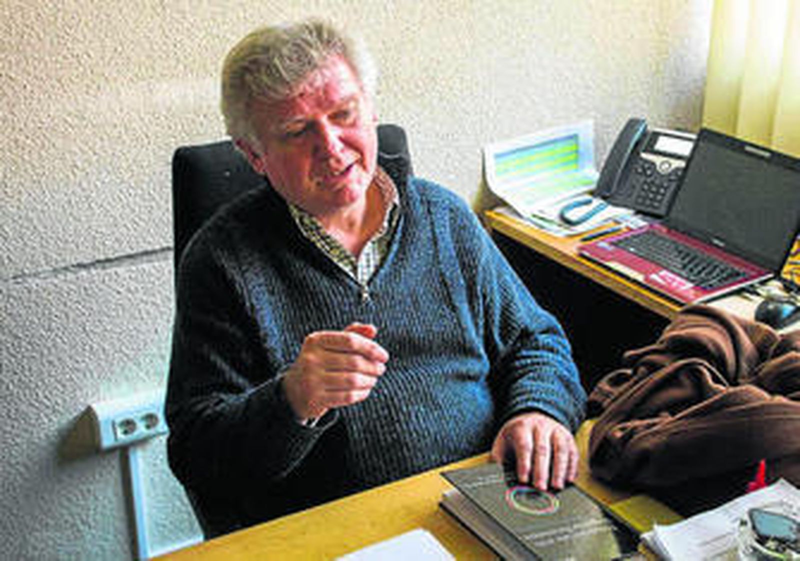 Ricardo Marqués entra con su bicicleta en su despacho de la Facultad de Física.