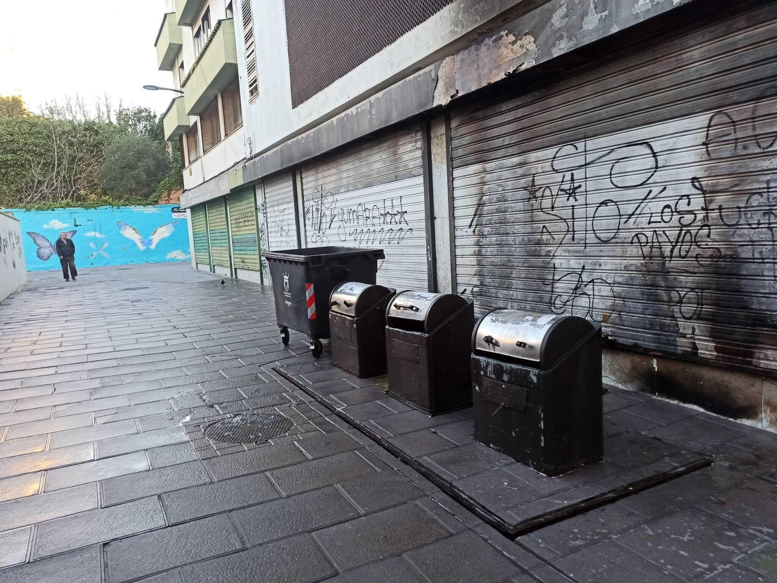 El contenedor quemado de la calle Velarde, este viernes.