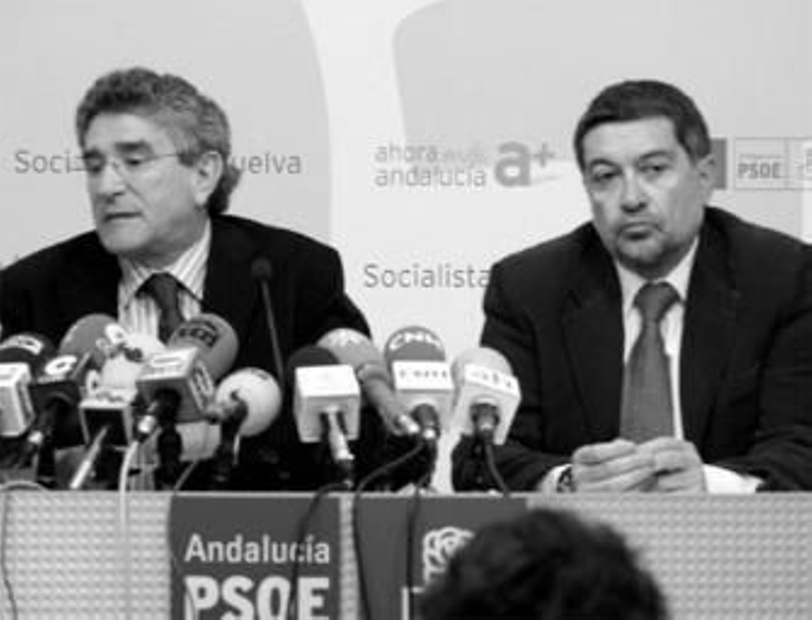 El secretario de Organización del PSOE-A, Luis Pizarro, con el secretario provincial de Huelva, Javier Barrero.