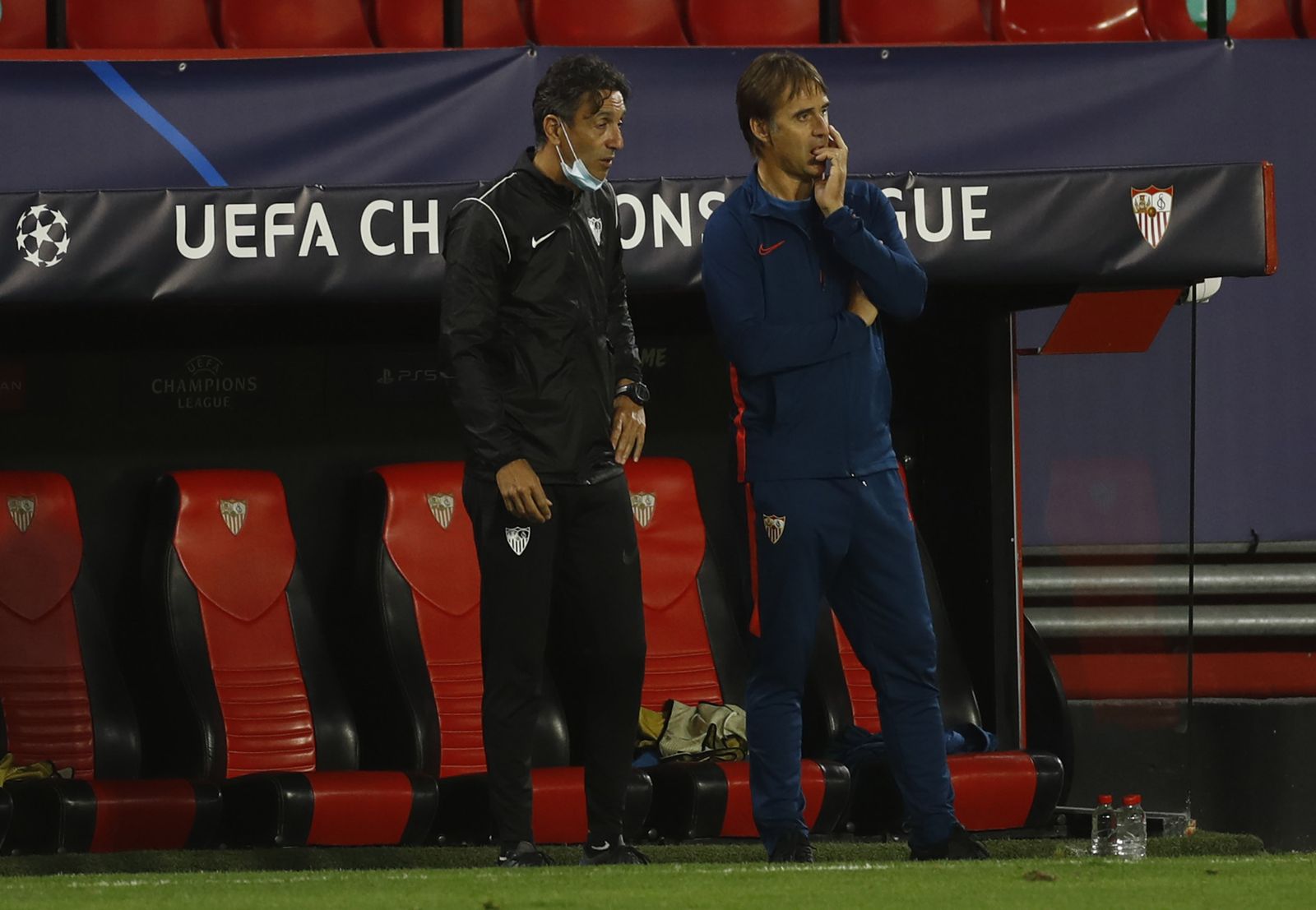Lopetegui, junto con su ayudante Pablo Sanz en el partido ante el Krasnodar.