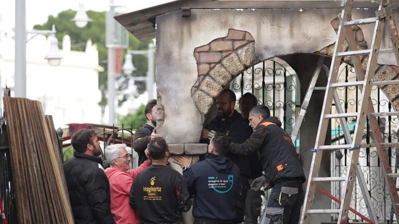 Operarios trabajando en la instalación del nacimiento.