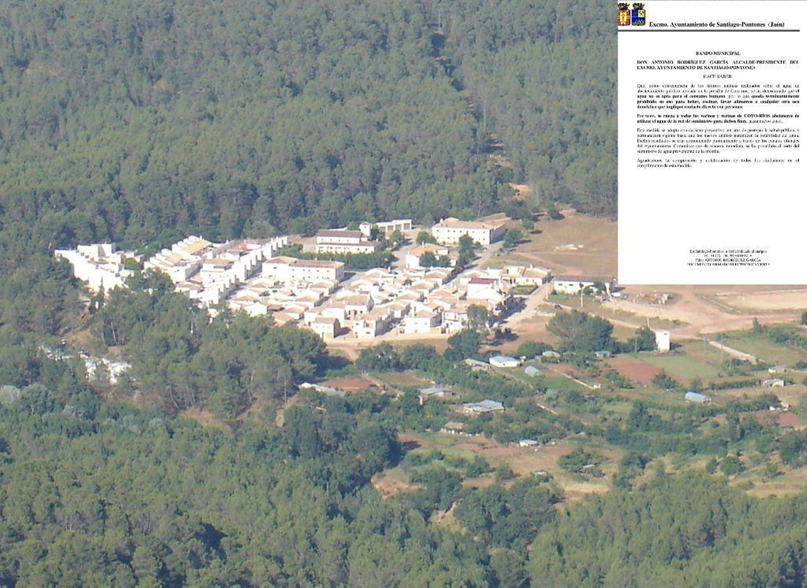 Vista aérea de Coto Ríos junto con el bando municipal del Ayuntamiento de Santiago-Pontones.