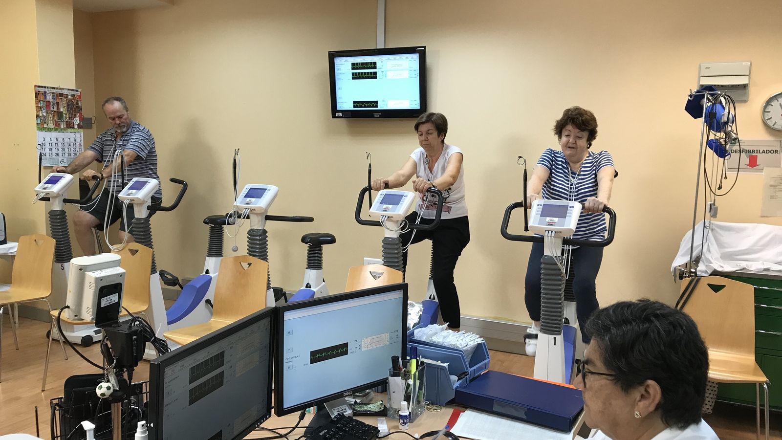 Varias pacientes durante una sesión de rehabilitación cardiaca.