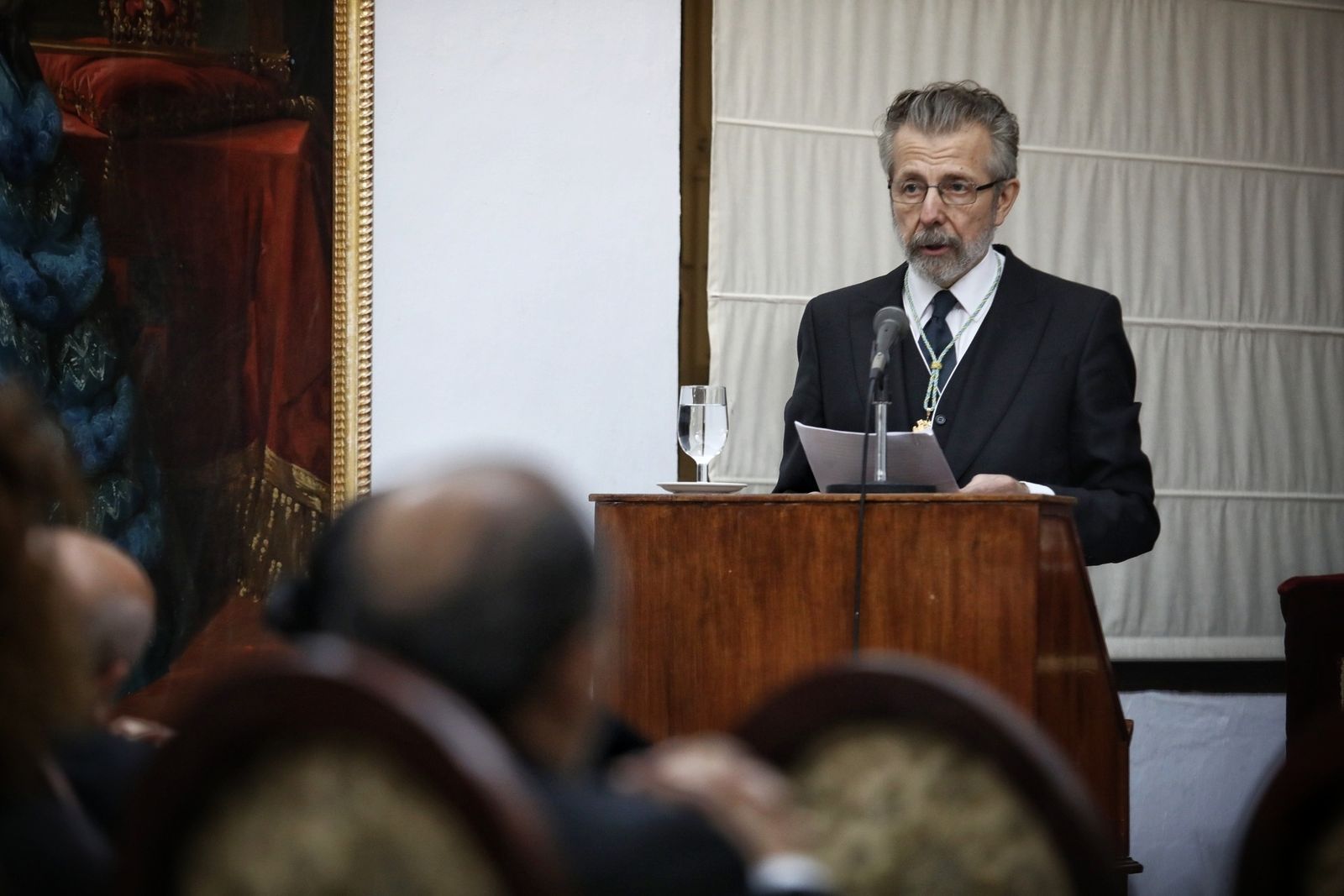 Hernán Cortés contesta a José Ramón Ripoll antes de ingresar en la Acemia de Bellas Artes.