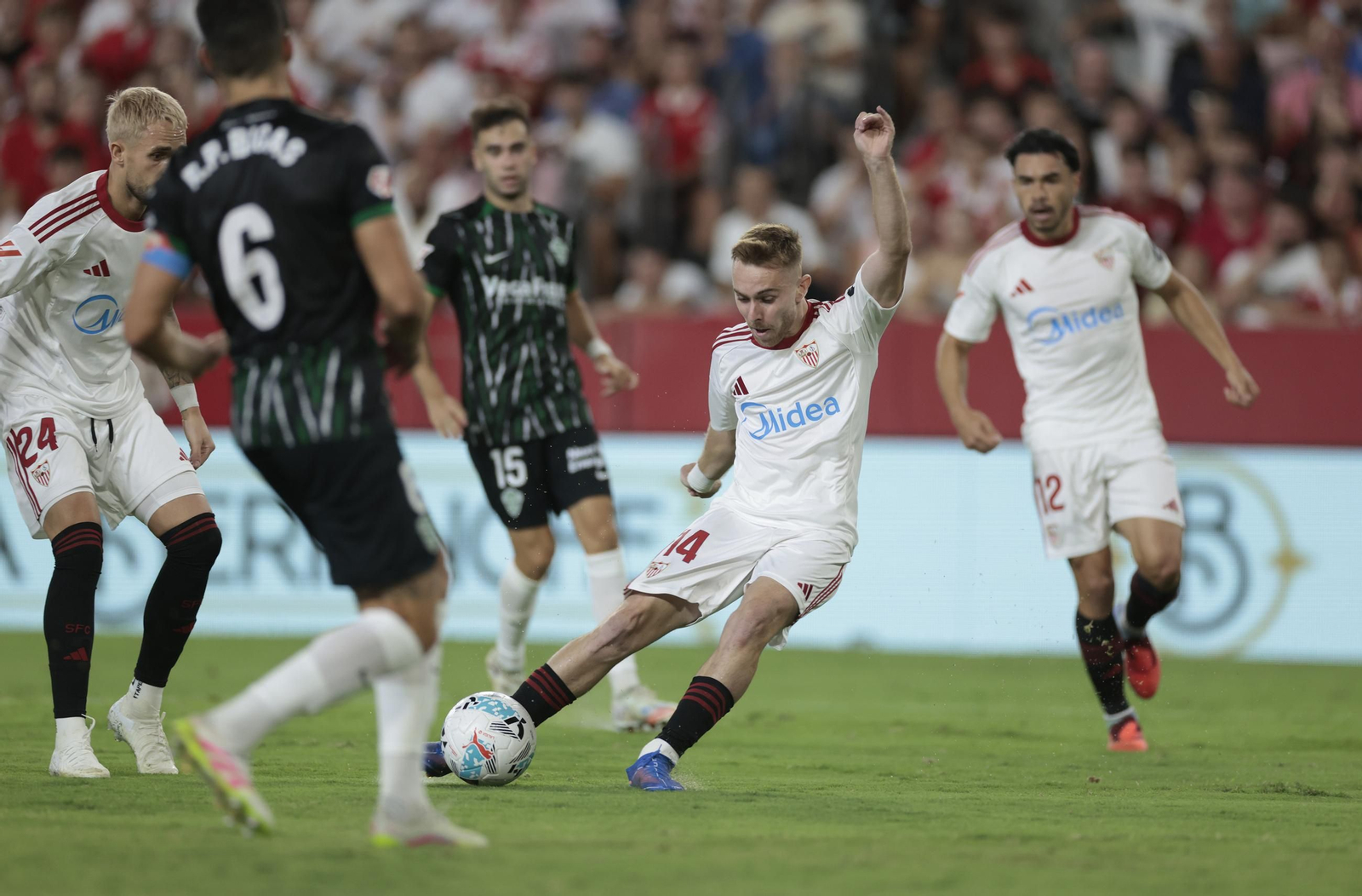 Peque golpea fuerte tras el taconazo de Alexis Sánchez para hacer el 2-2.