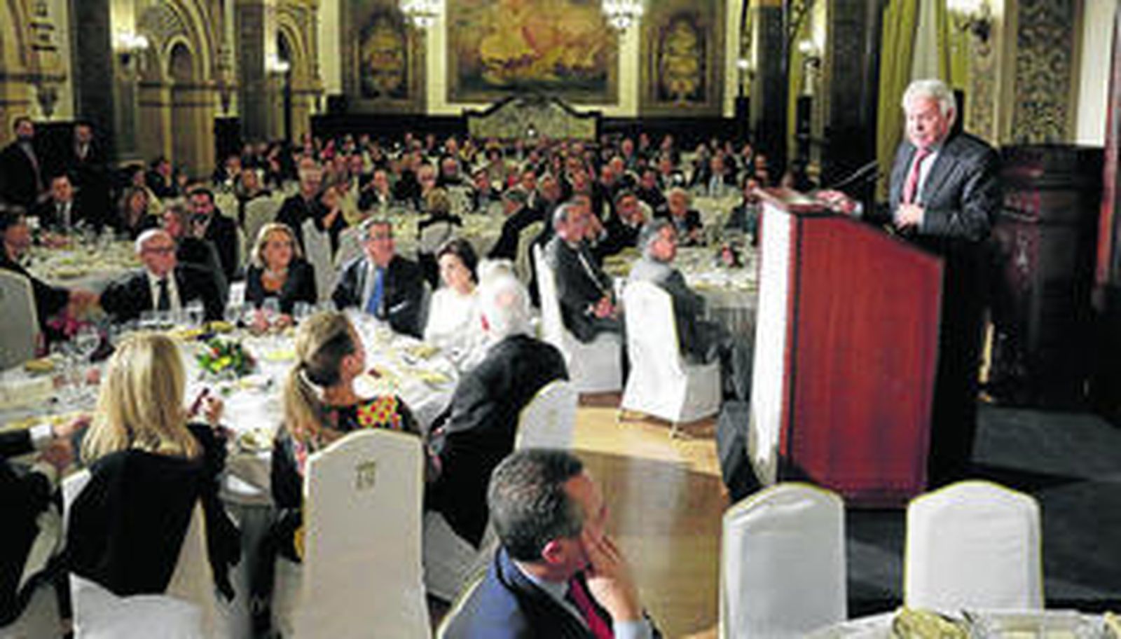Felipe González se dirige a los asistentes a la ceremonia de entrega del IV Premio Manuel Clavero.