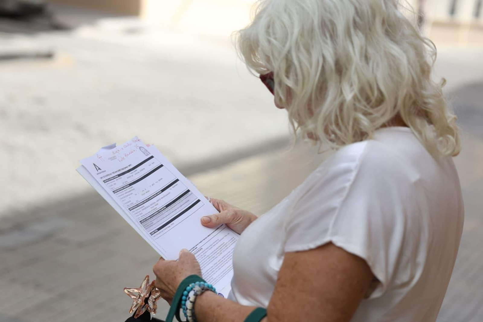 Maite Marín Rubio con su documentación.