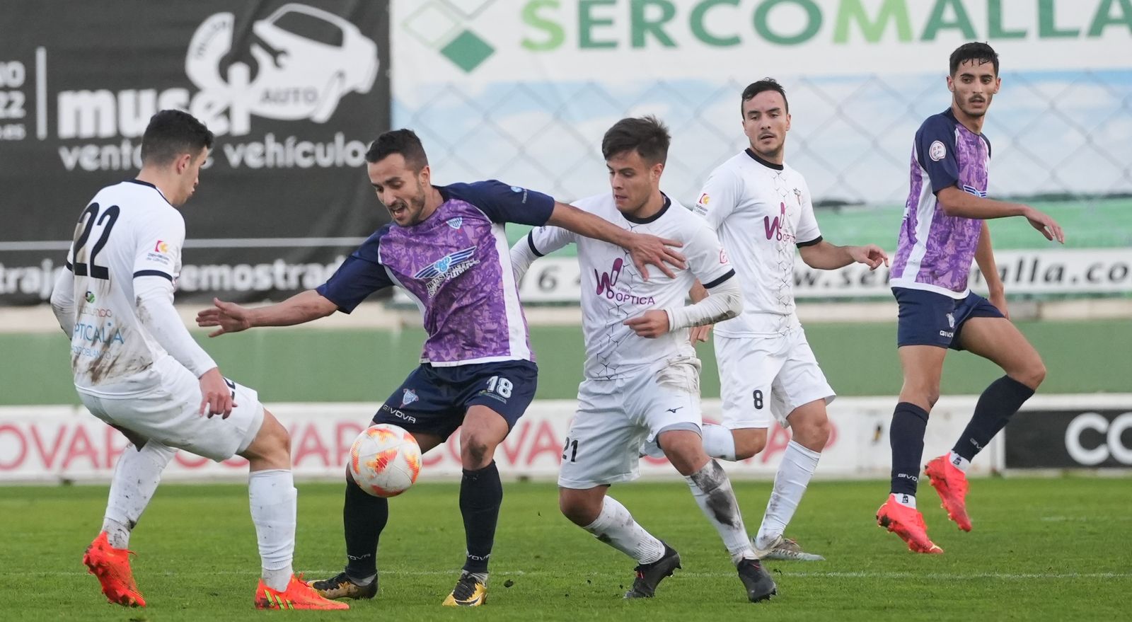 Fran Gómez y Samu presionan a Alvi.