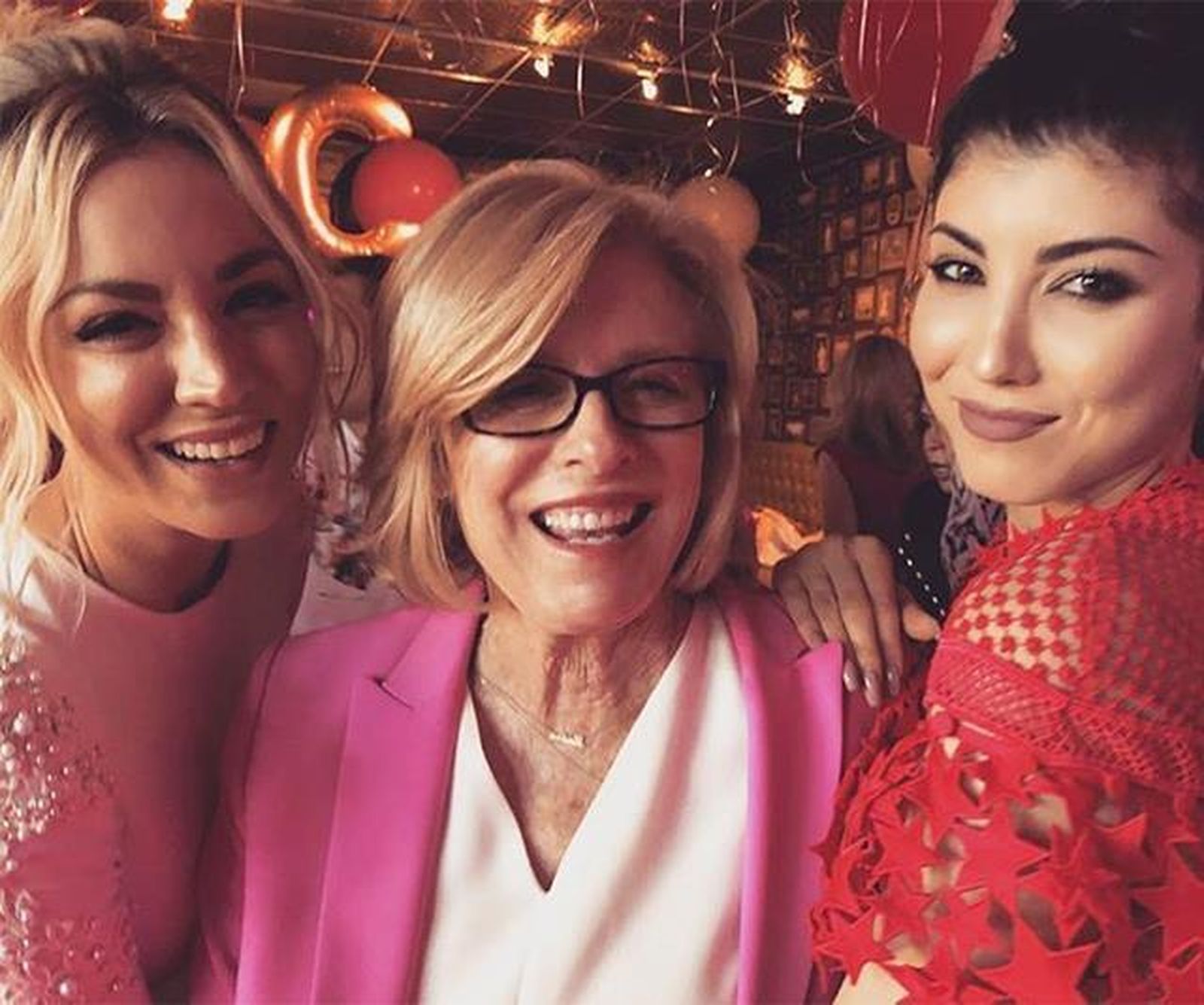 La colorida despedida de soltera de Kaley Cuoco