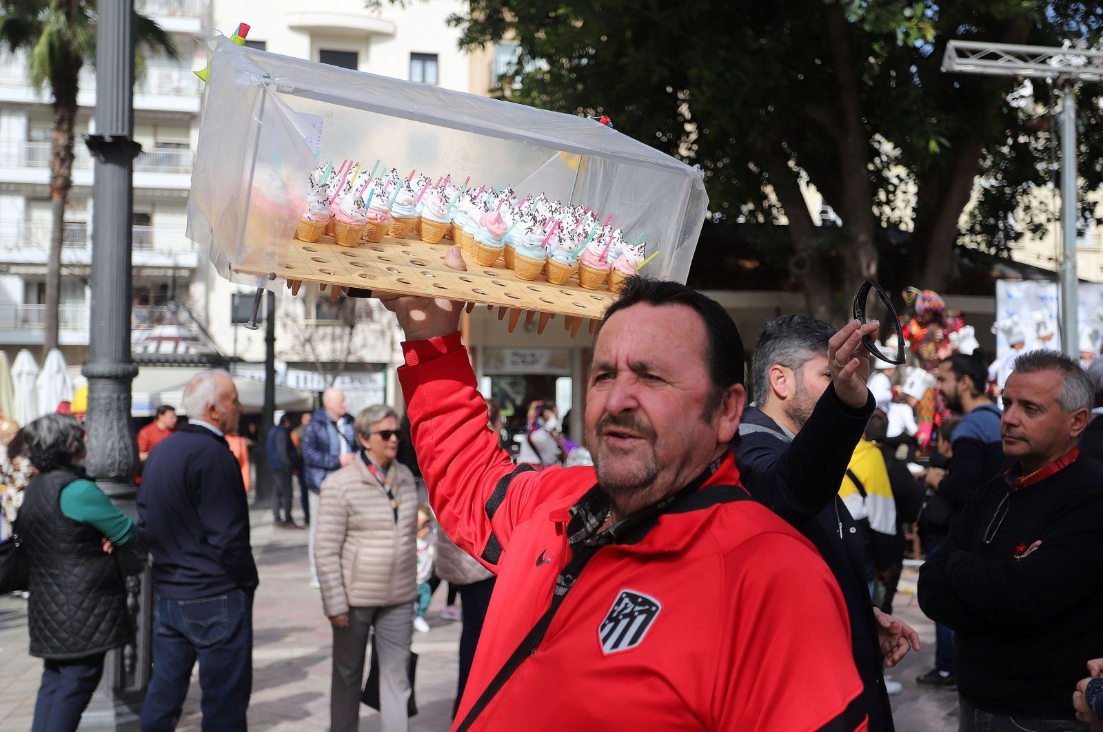 Imágenes del ambiente en la mañana de carnaval en Huelva