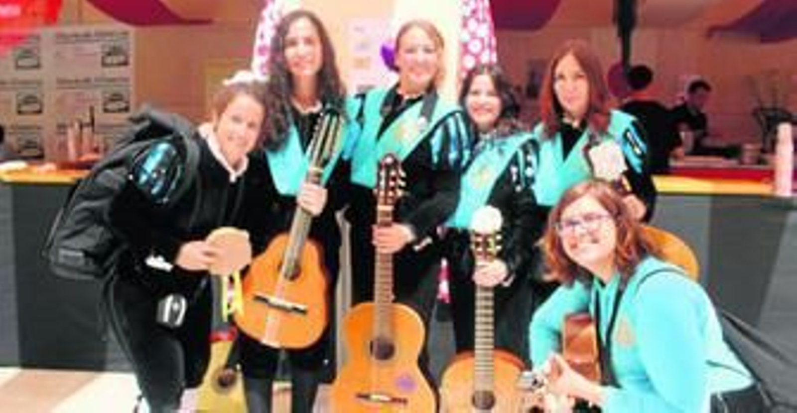 Componentes de la Tuna Universitaria de Almería ayer en el ambigú de La Tahona.