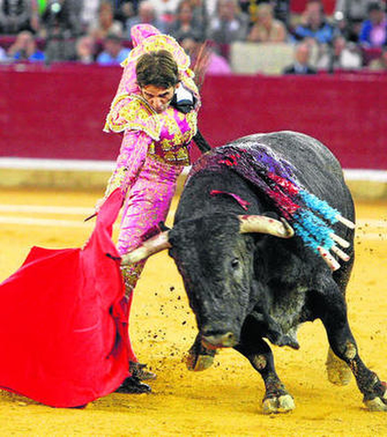Un muletazo de Padilla en la tarde de la terrible cogida.