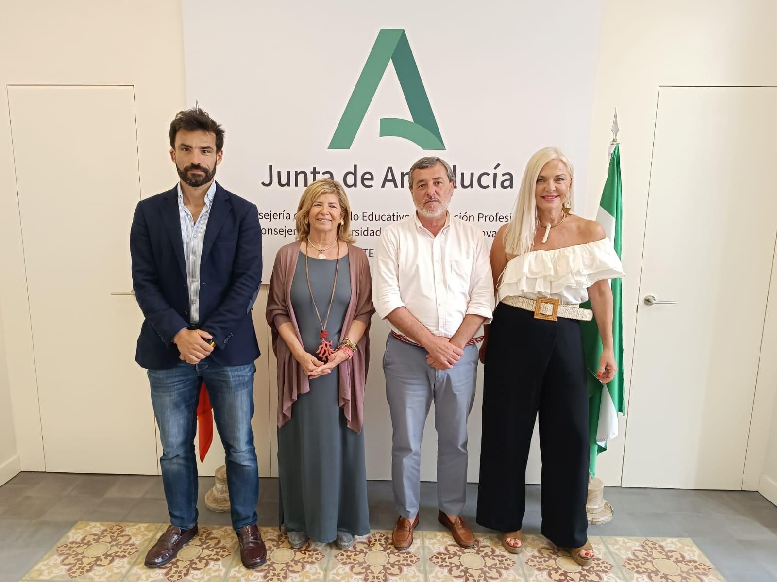 Las autoridades posan tras la reunión en la Delegación de Desarrollo Educativo