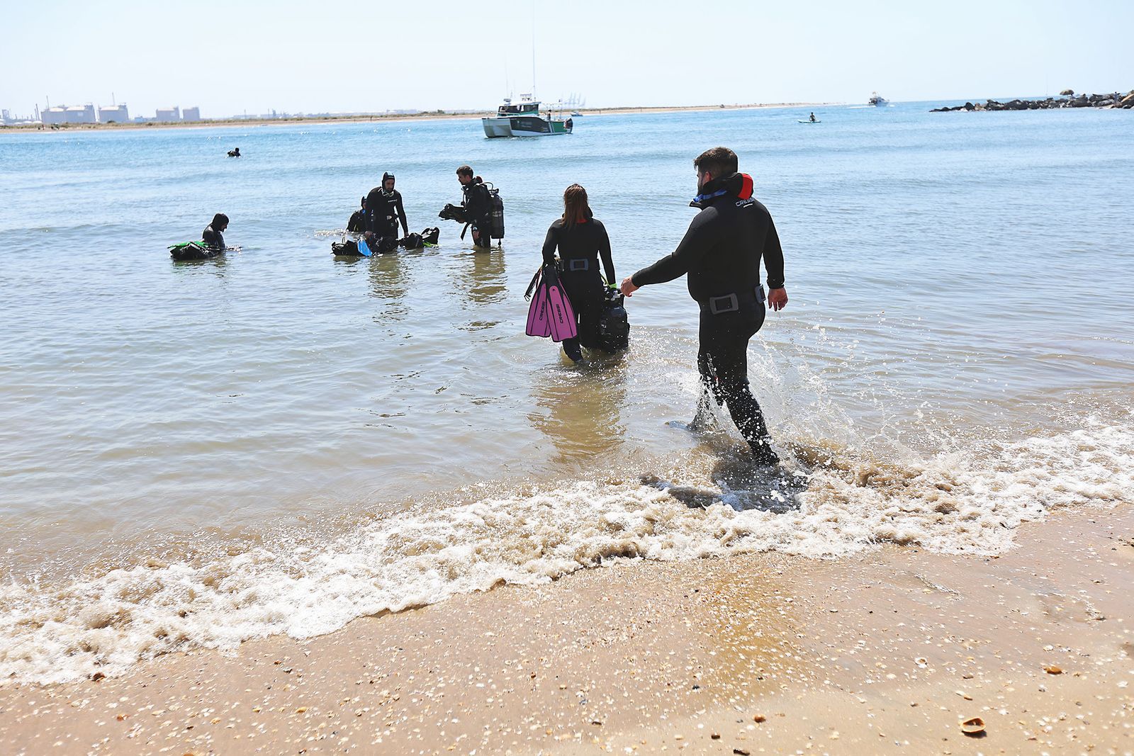 Imágenes de la gran recogida de residuos abandonados en el marco de la octava edición de '1m2 contra la basuraleza'. En la playa de la Canaleta.