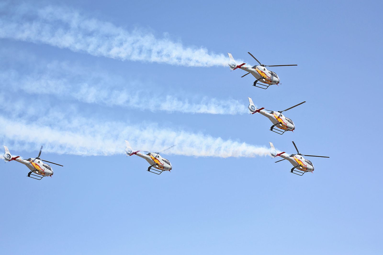 Fotografías de la exhibición aérea de la Patrulla Acrobática de Paracaidismo del Ejército del Aire 'Papea' y de la Patrulla Acrobática de Helicópteros 'ASPA'  en los actos de homenaje al centenario del Plus Ultra presidido por S.M. el Rey Felipe VI