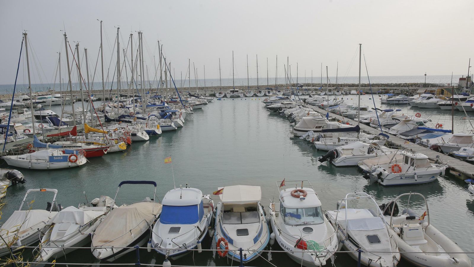 El puerto deportivo del Candado está junto a la playa con la que comparte nombre.