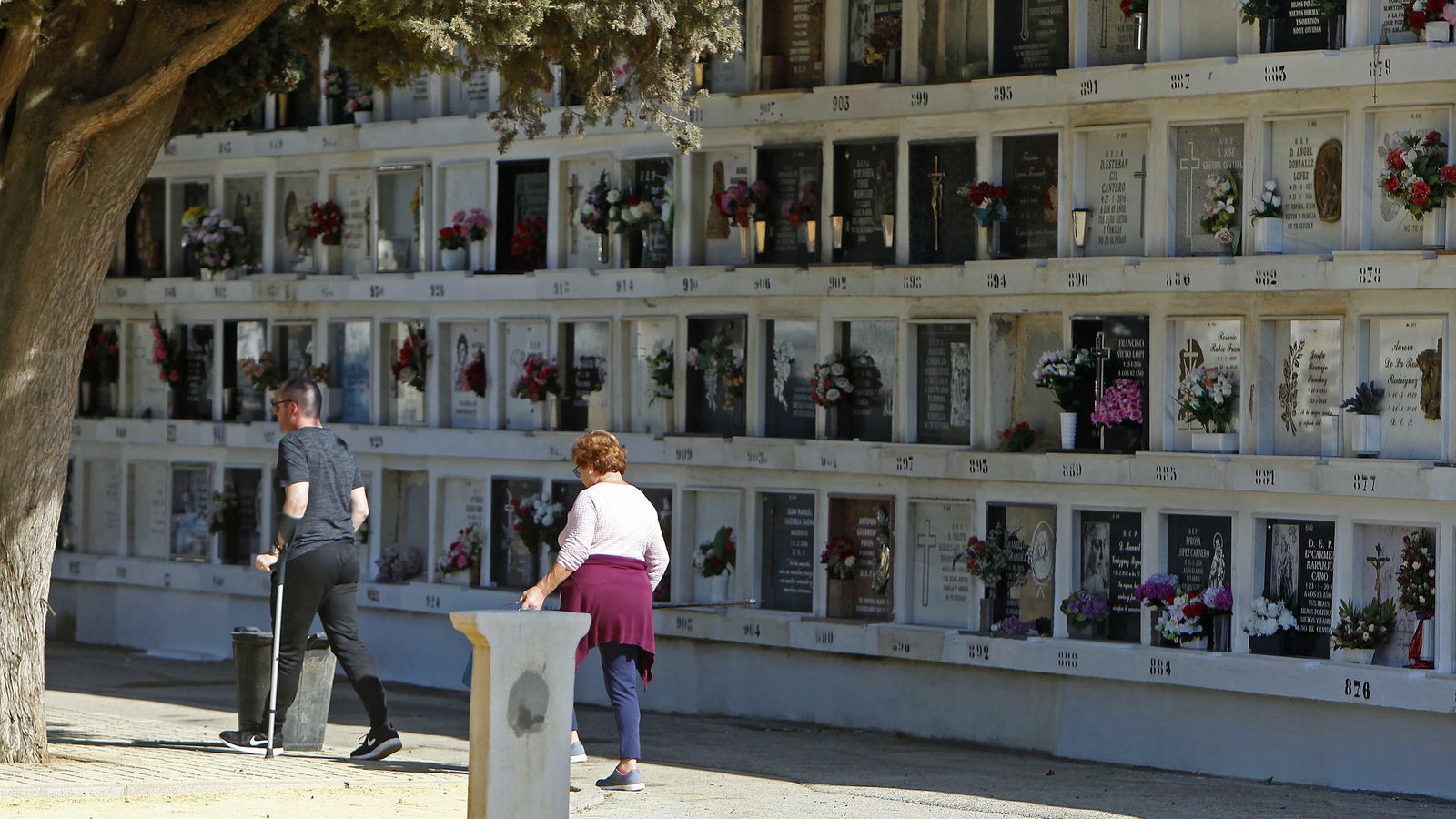 Un muro de nichos en el camposanto sevillano.