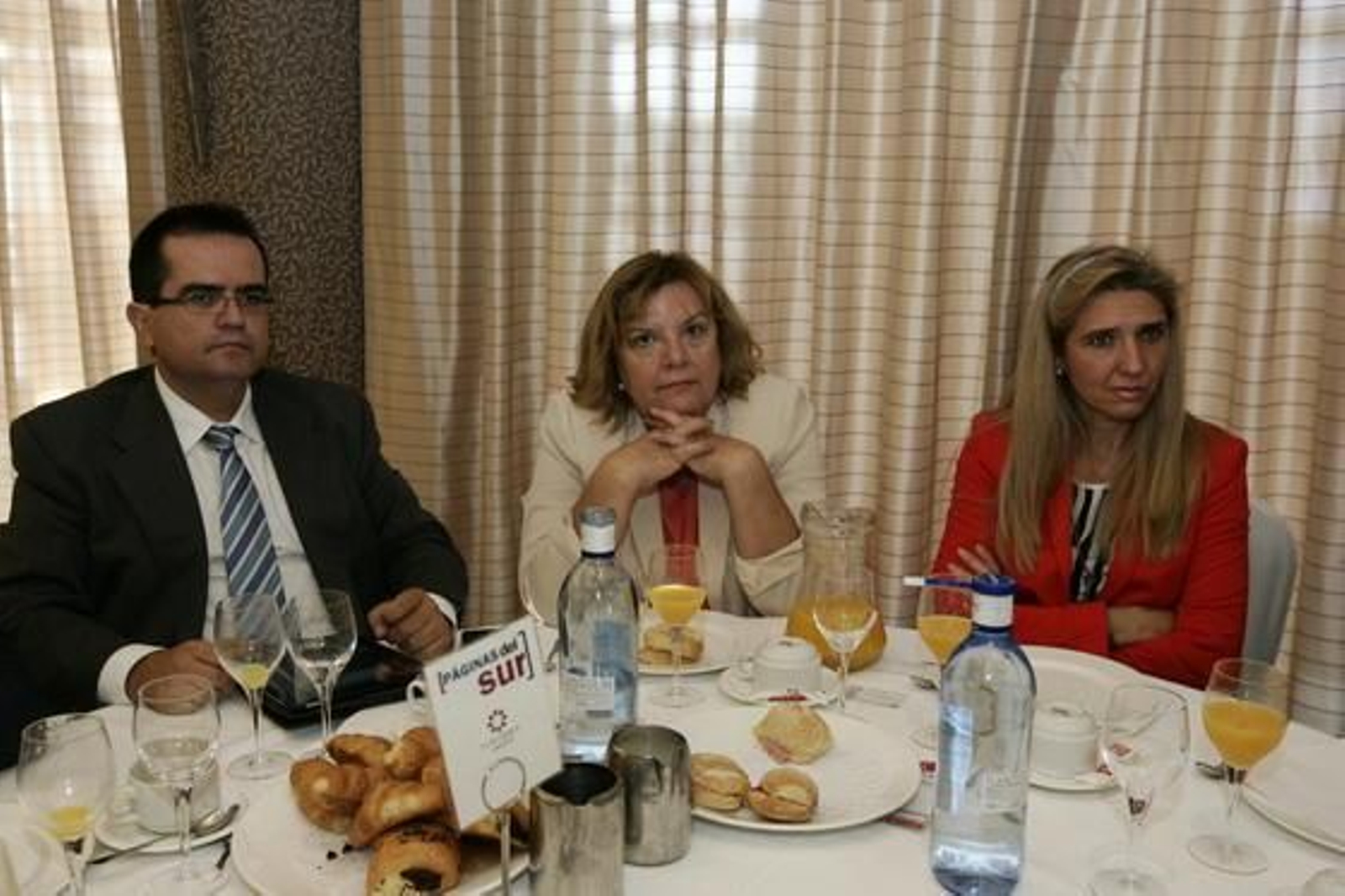 Antonio Jesús Rodríguez, alcalde de Níjar, al lado de Mari Nieves Jaén, alcaldesa de la localidad de Níjar, y Aurora Martínez Fernández, de Banco Santander

Foto: Rafael G. / Javier Alonso