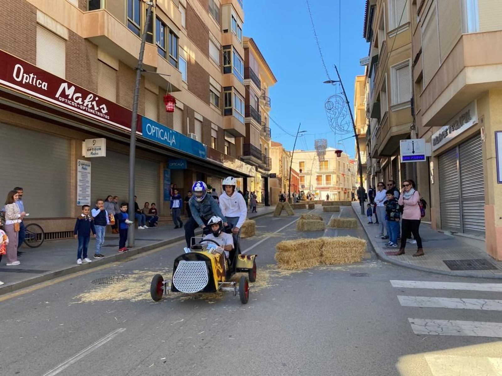 Los participantes elaboran sus propios vehículos.