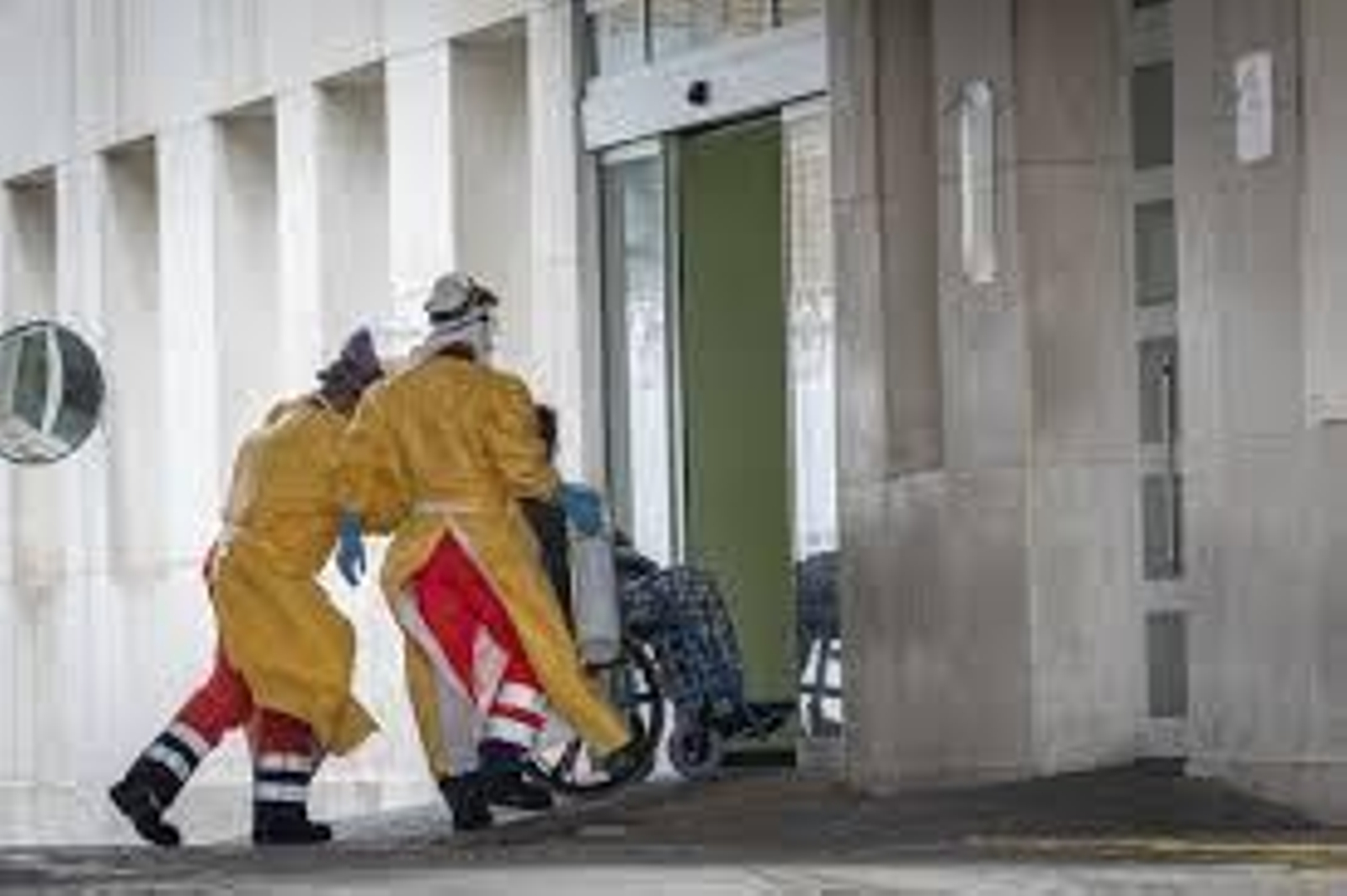 Enfermeros conducen a un paciente en el hospital Puerta del Mar.