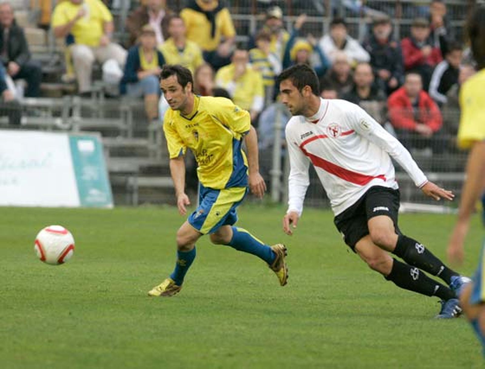 El Cádiz de Jose González,que suma la cuarta victoria consecutiva, somete al filial sevillista en un partido trabado gracias a los goles de Pachón y Enrique

Foto: Jesus Marin