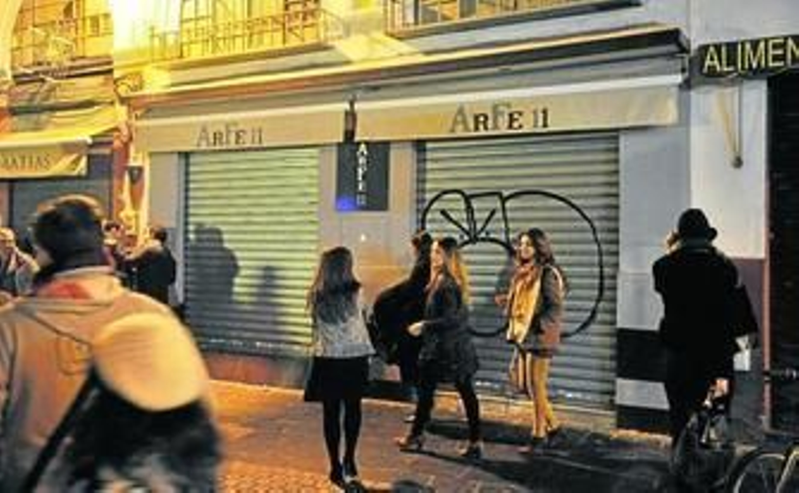 Uno de los locales precintados por el Ayuntamiento en el barrio del Arenal, la milla de oro del 'gin-tonic'.