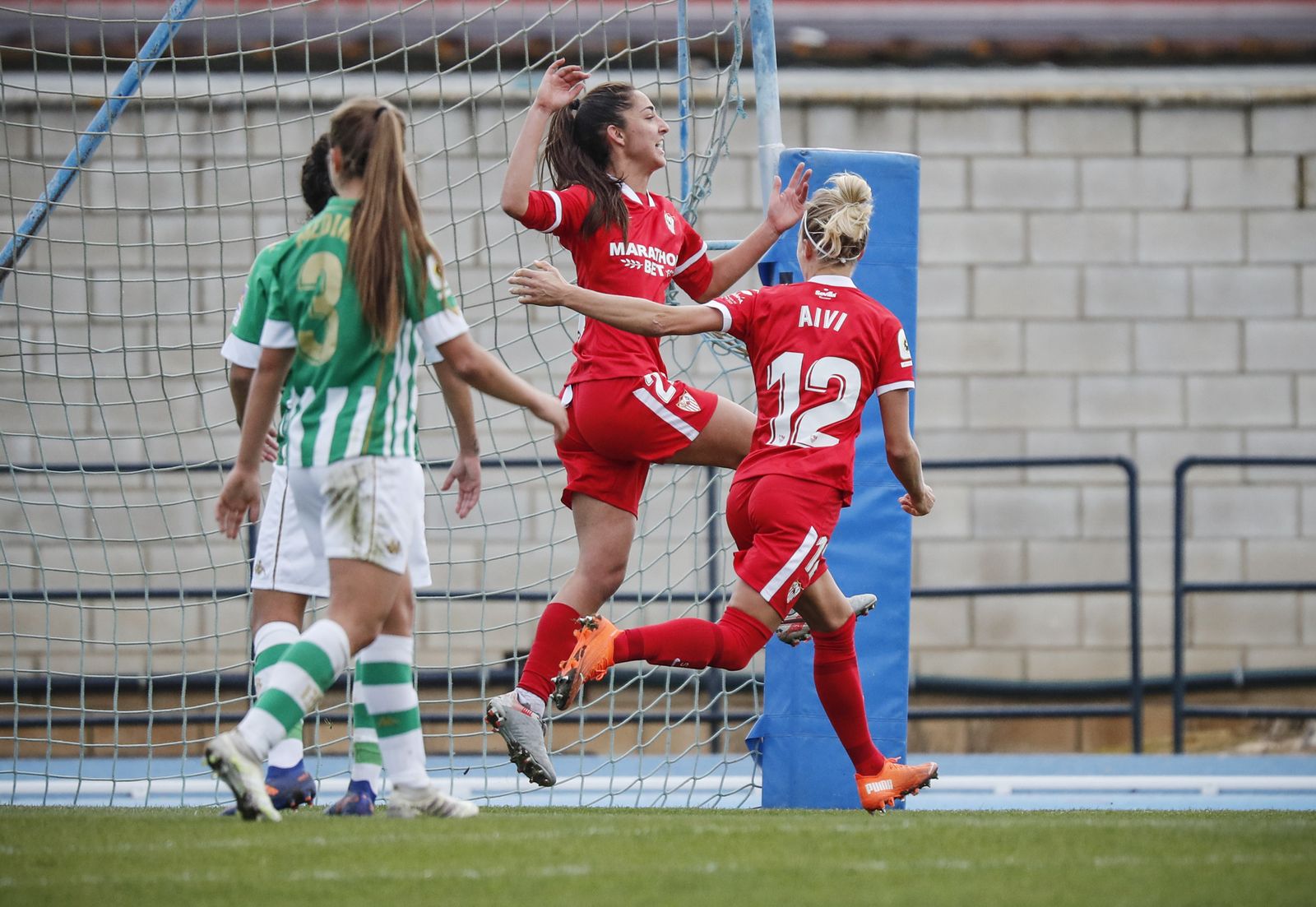 Ana Franco celebra un gol en el derbi de la primera vuelta.