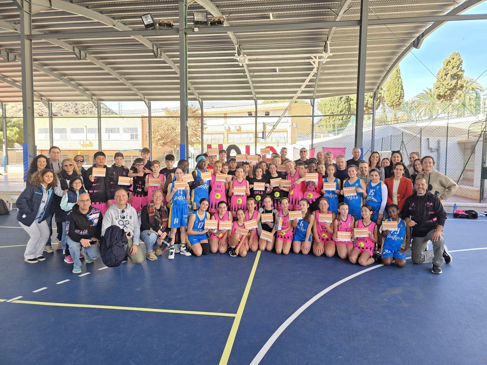 Foto de familia tras el encuentro del UPLA Mini Corintia femenino frente al C.B. La Mojonera disputado en Vera.
