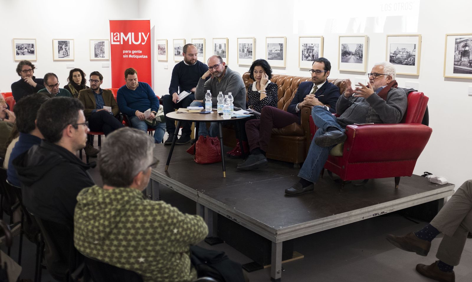 José María Rondón moderó el 'sofá' redondo con Manuel Grosso, César Rina, Mercedes de Pablos y el autor de la crónica. entre fotos de Martín Cartaya.