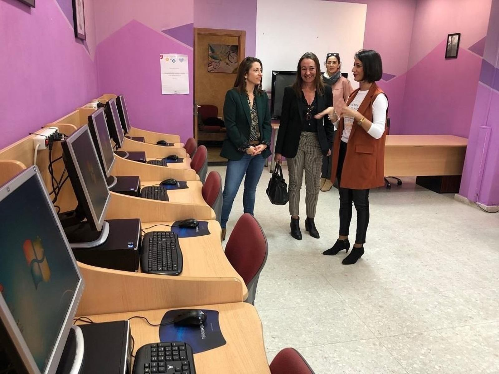 La responsable de Mantenimiento de Ciclos Combinados, María José Aniorte, visita el aula Iberdrola Joven.