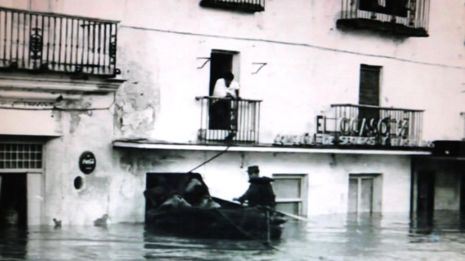Una lancha del ejército navega junto a un balcón en la Alameda ante la mirada de un vecino. Una lancha del ejército navega junto a un balcón en la Alameda ante la mirada de un vecino.