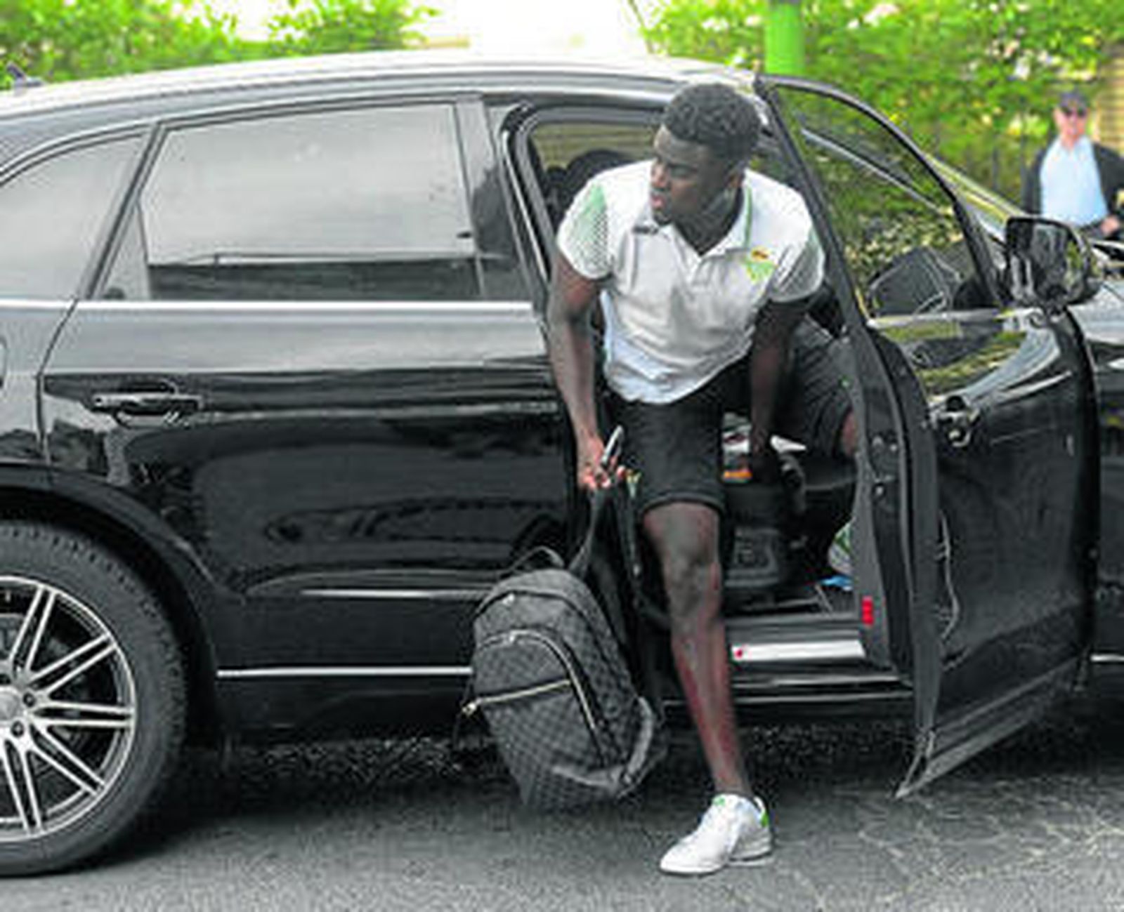 Dani Giménez, Jordi y Héctor Rodas abandonan el garaje de Heliópolis para montarse en el autobús con destino al aeropuerto de San Pablo.