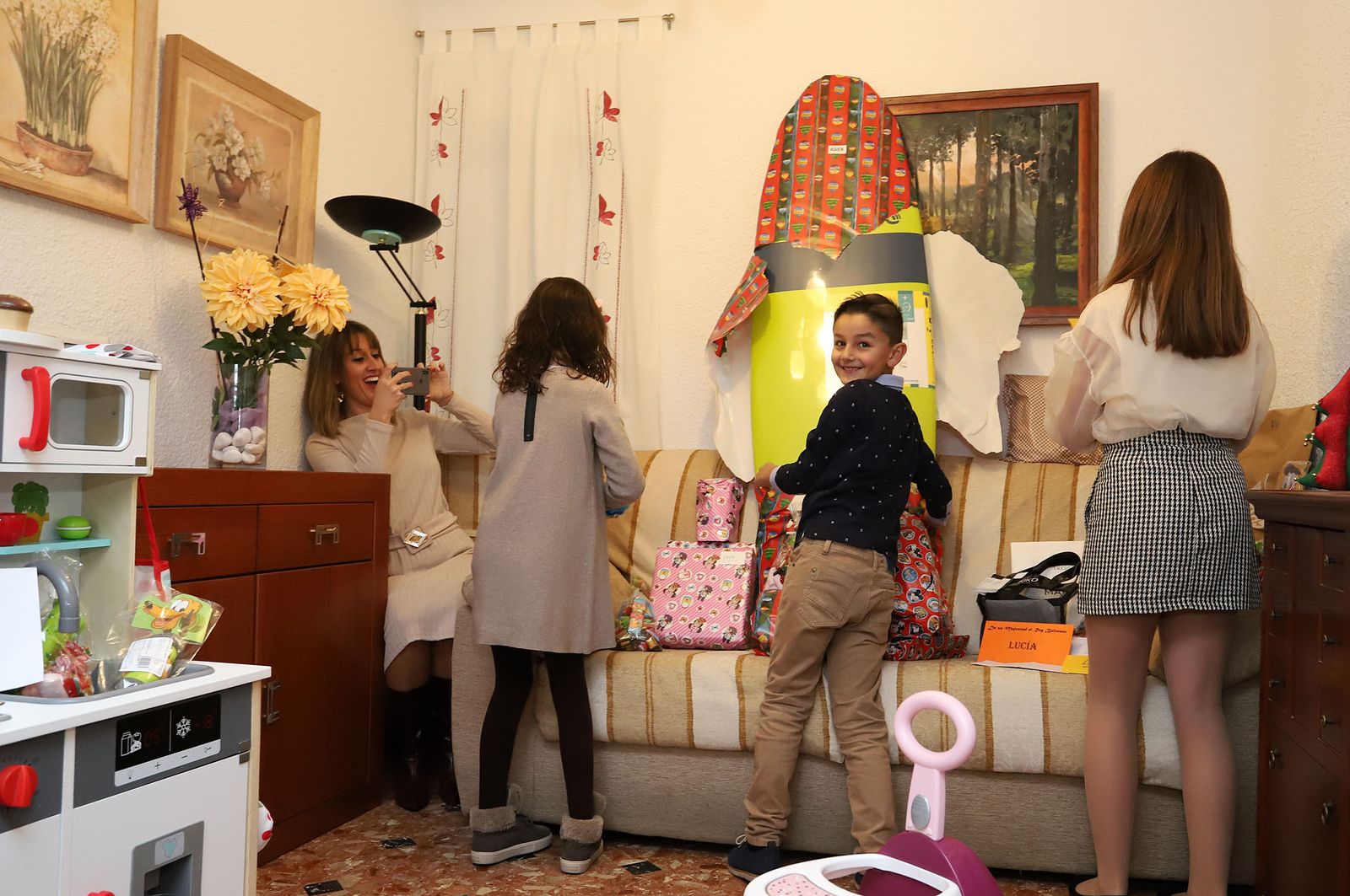 Imágenes de los niños recibiendo sus regalos de Reyes