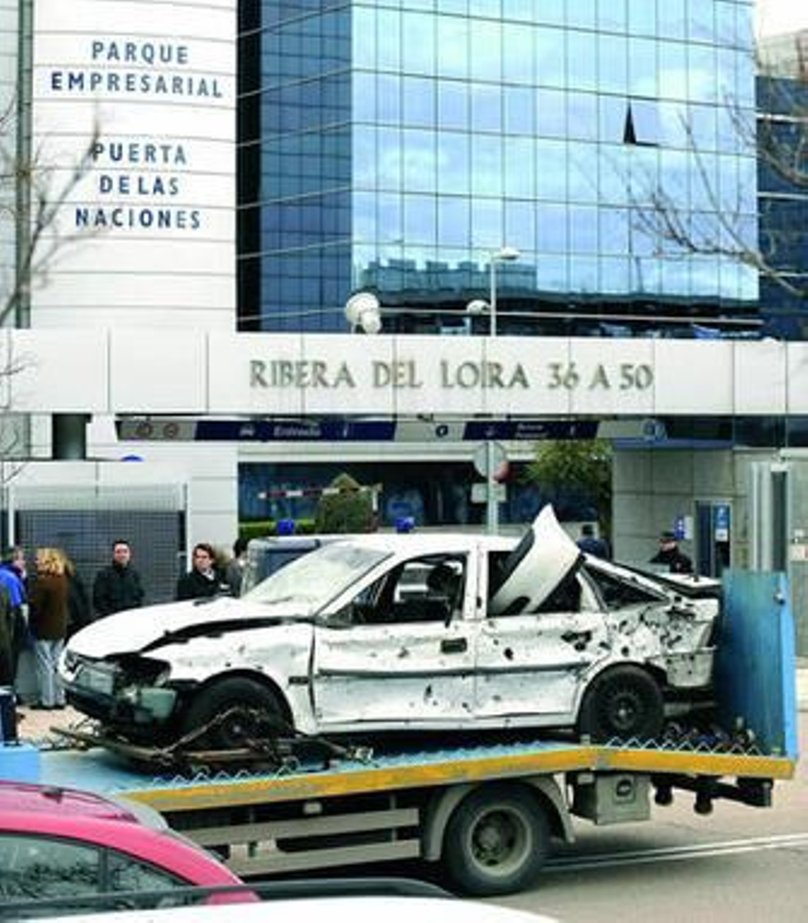 Una grúa retira uno de los vehículos afectados.