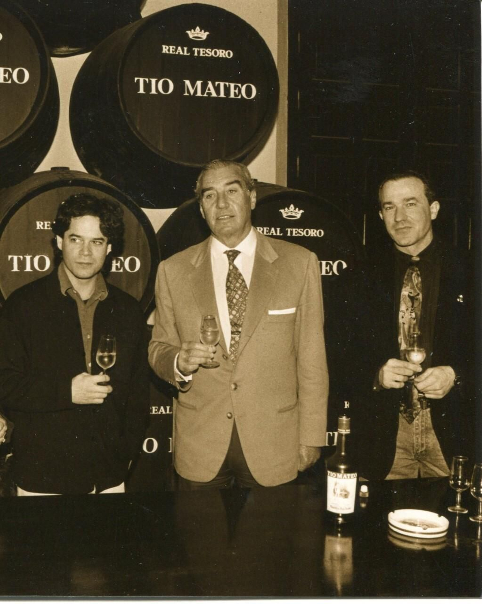Jorge Sanz, José Estévez y el autor del artículo en las bodegas Real Tesoro.