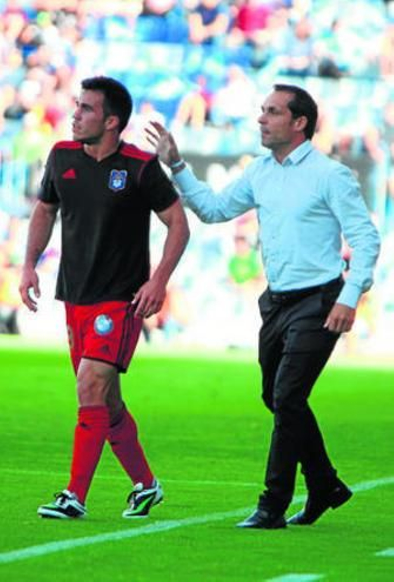 Sergi Barjuan da indicaciones a Joselu en un lance del encuentro de ayer.