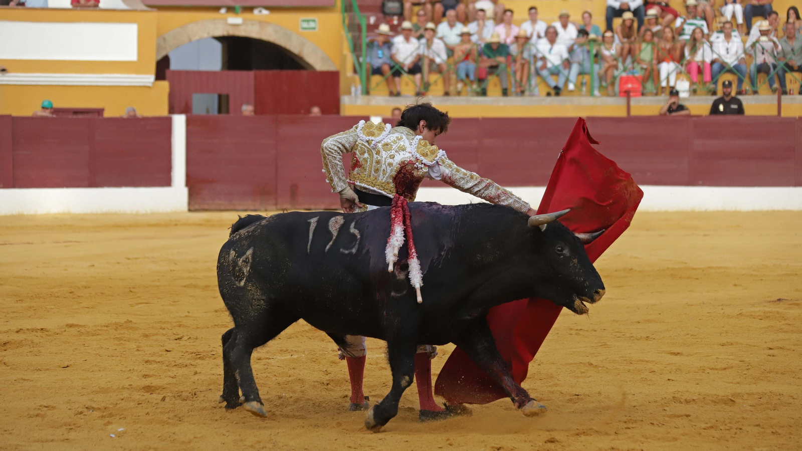 Fotos de la corrida del jueves de la Feria de La Línea: Diego Ventura, José María Manzanares y Roca Rey