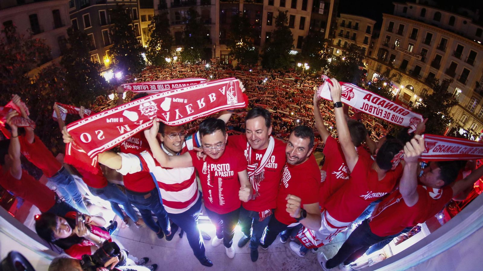 Los máximos responsables del club posan en el balcón del Ayuntamiento.