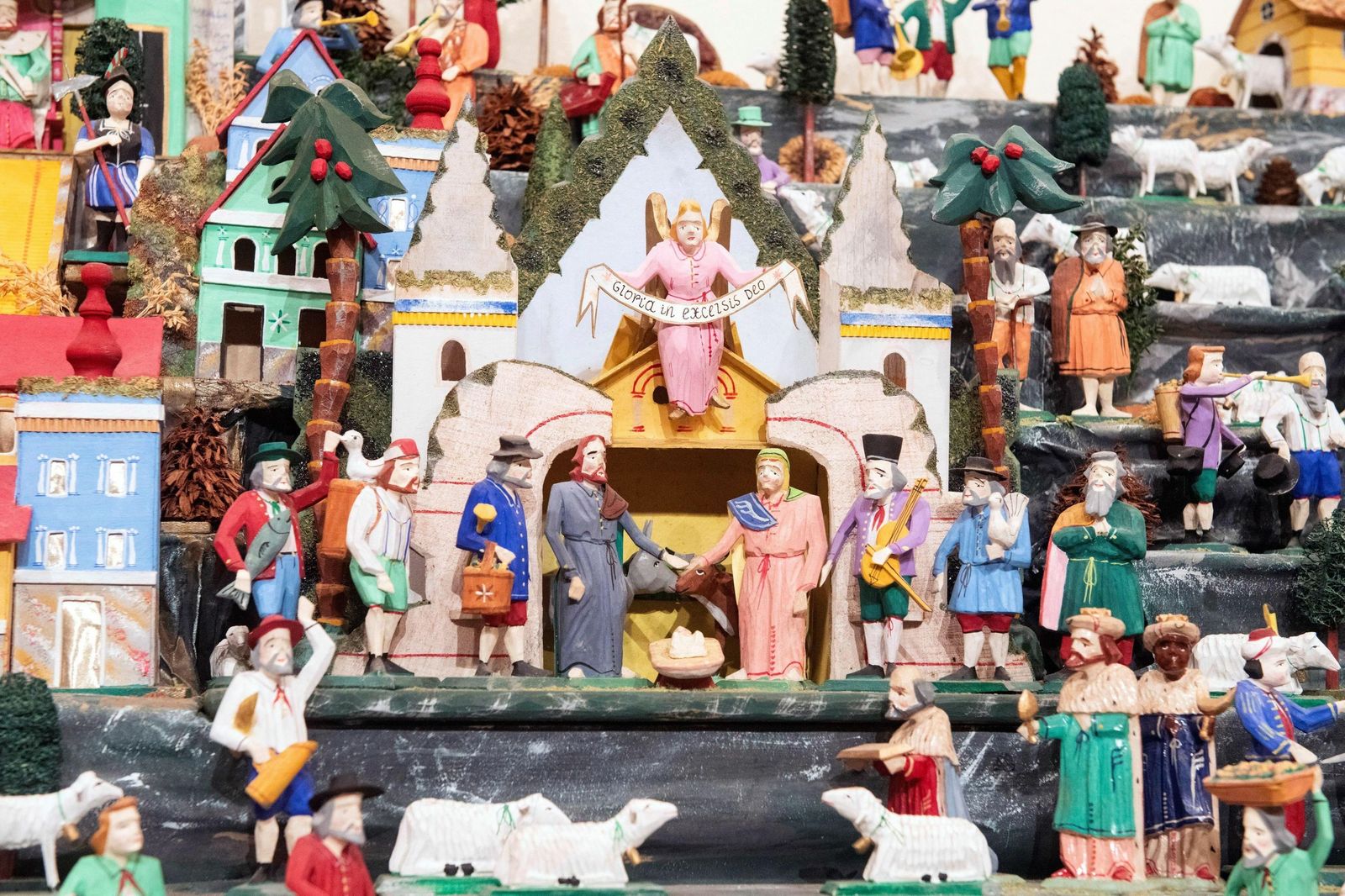 Así son los 130 belenes del mundo de Puerta Real en Granada