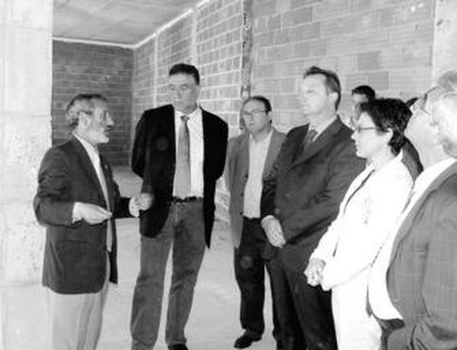 El alcalde de Vera, Félix López, muestra las instalaciones a varias autoridades.