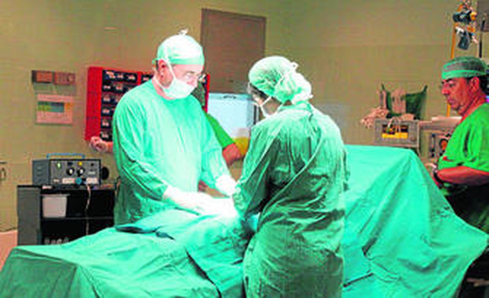 Intervención quirúrgica de urología en el Infanta Elena.