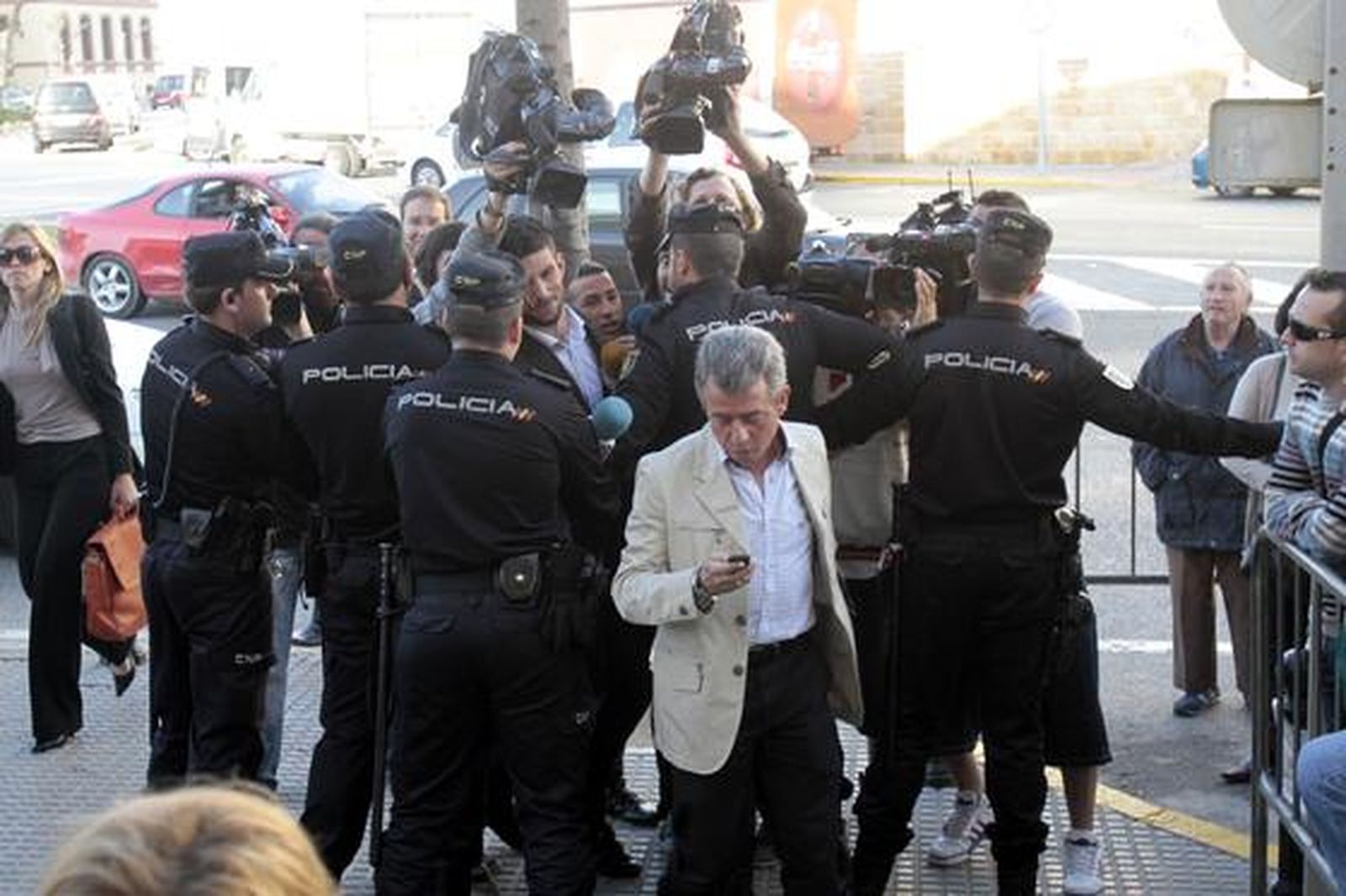 Prensa del corazón y curiosos aguardan en la puerta de la audiencia a los acusados en el segundo día del juicio por la ´Operación Karlos´. 

Foto: Lourdes de Vicente