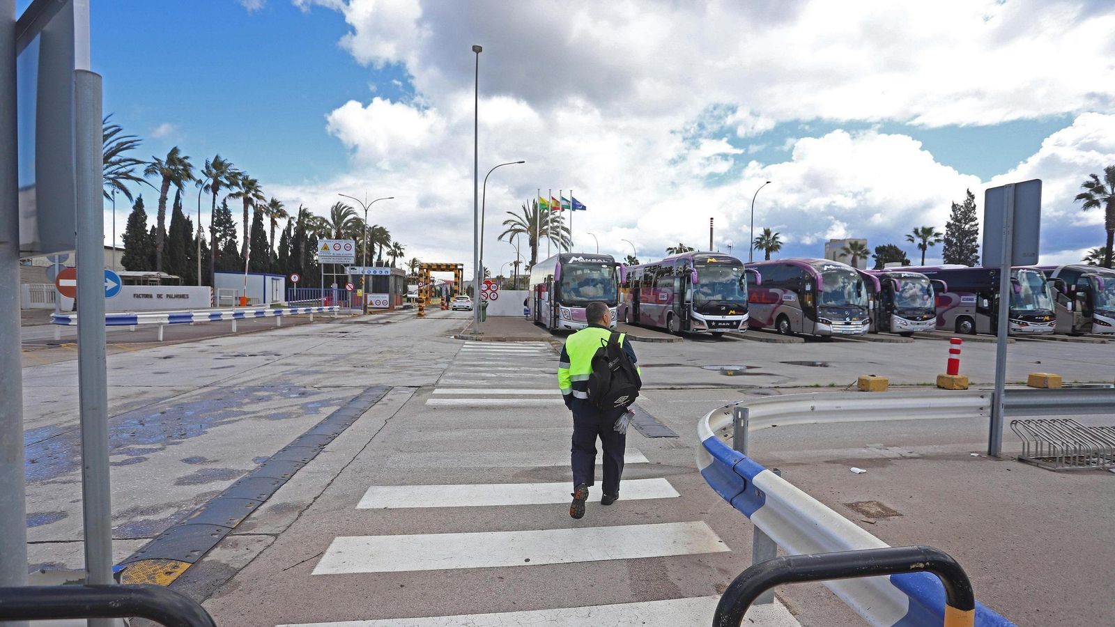 Un trabajador de Acerinox se encamina hacia la fábrica de Palmones.