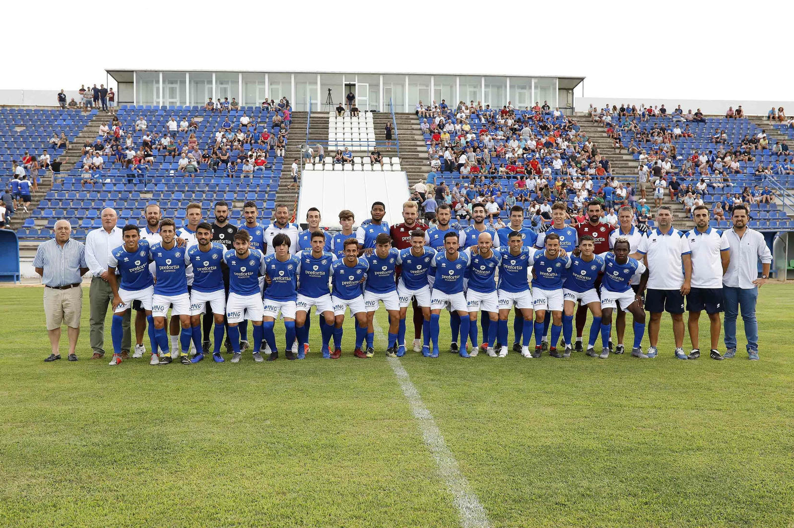 Foto de familia de los xerecistas juntos sobre el césped de La Juventud.