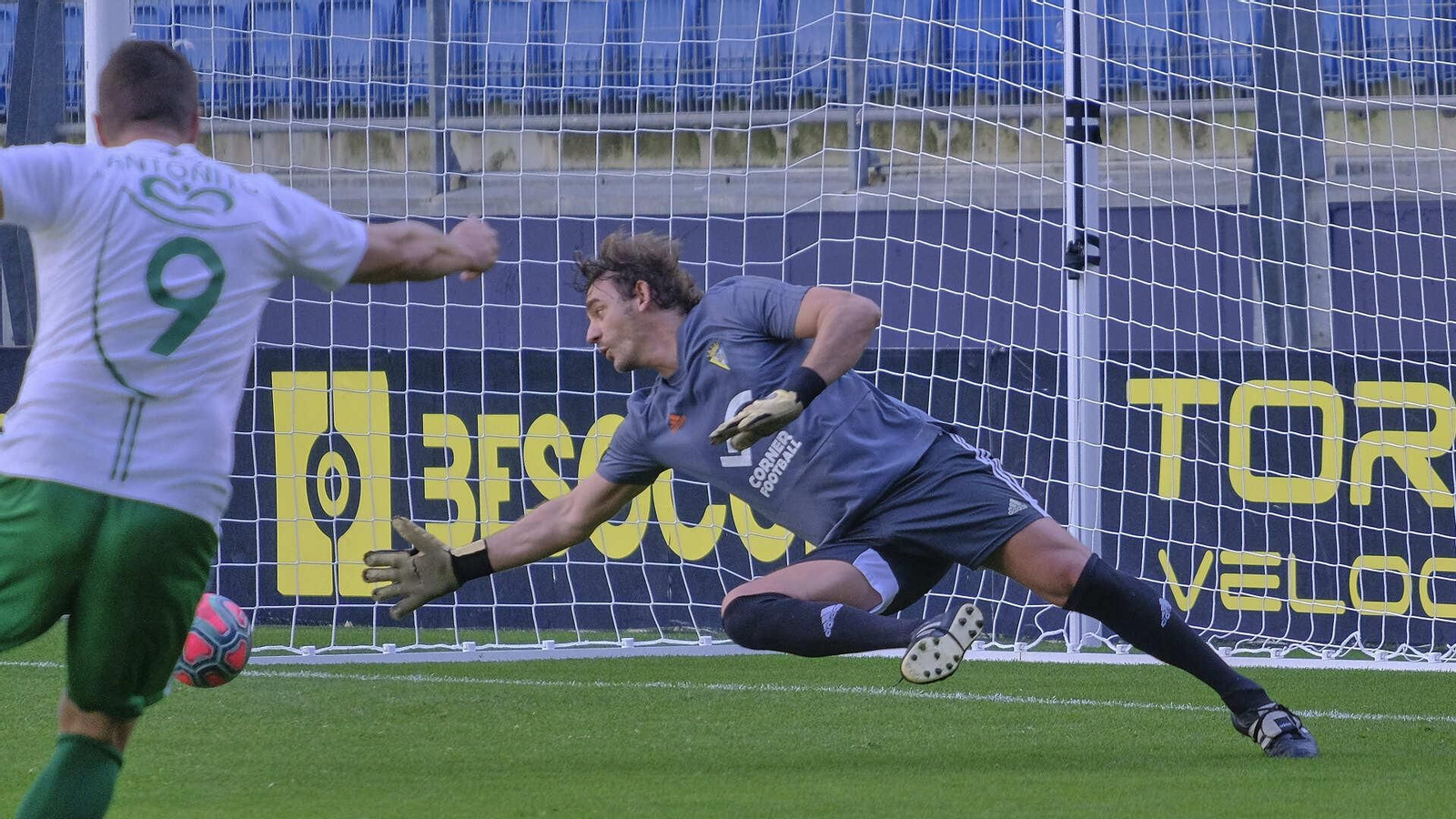 Partido de fútbol a beneficio de la Asociación de Reyes Magos en Carranza