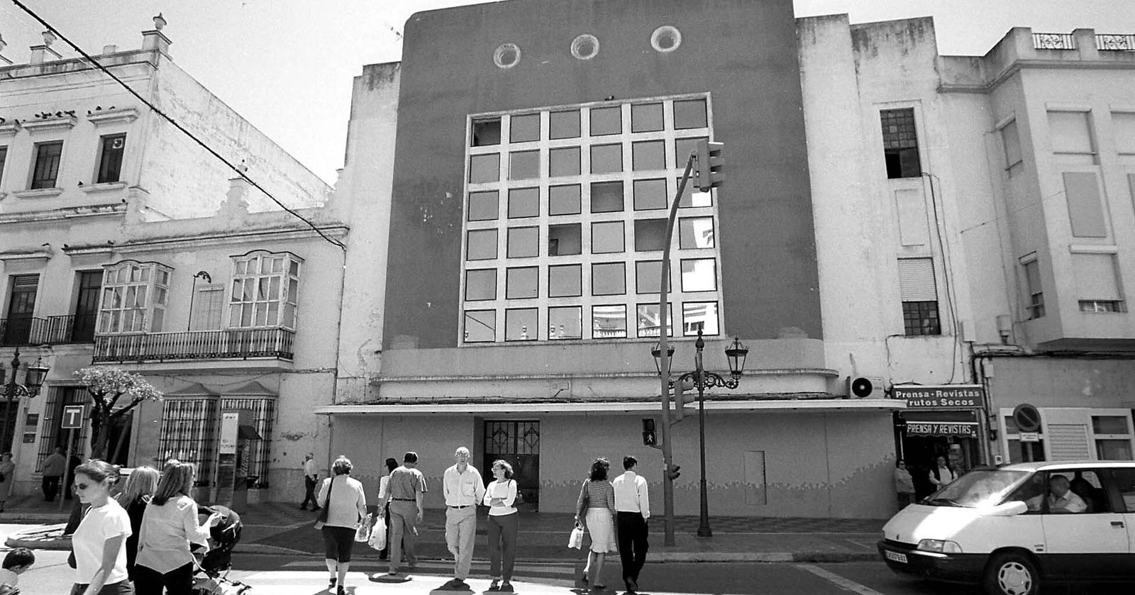 Fachada  del cine  Almirante (2003), inmueble construido en el año 1946 por el arquitecto gaditano Antonio Sánchez Estévez y que tiene similitud formal con el de Tarifa.