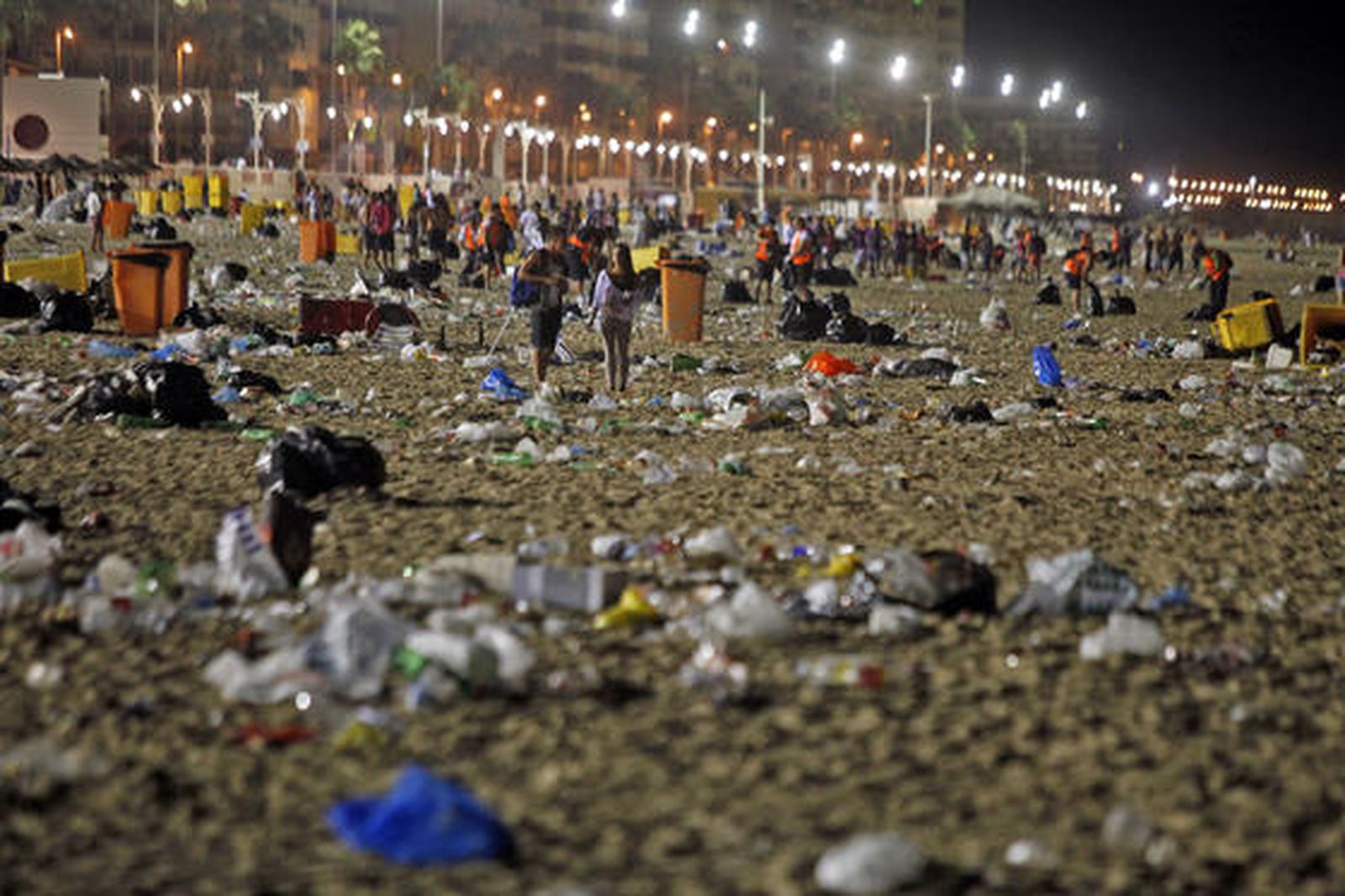 Los servicios de limpieza recogen 42 toneladas de residuos de la arena tras la noche de las barbacoas del Trofeo Carranza.

Foto: Jesus Marin