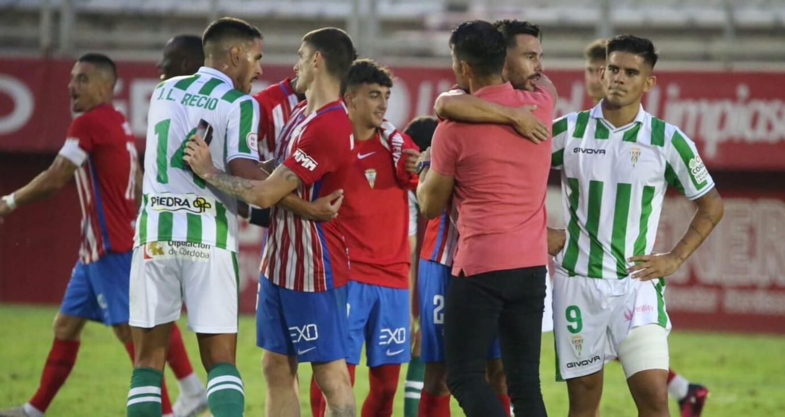 Los jugadores del Córdoba CF, con cara de circunstancias, saludan a los del Algeciras tras su derrota.