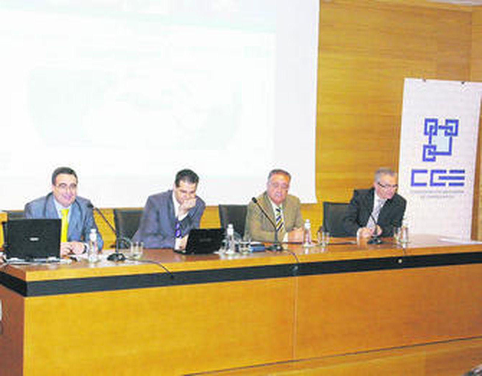 Antonio Lopera López, a la izquierda, durante una conferencia.